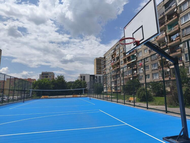 Комбинирано спортно игрище за волейбол и баскетбол и площадка за свободно разхождане на домашни кучета са изградени на ул. „Младен Стоянов“ 
