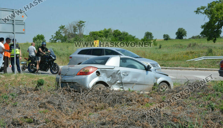 Две коли се сблъскаха жестоко на разклона за с. Добрич, няма тежко пострадали