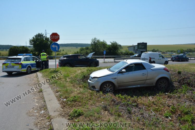 Две коли се сблъскаха жестоко на разклона за с. Добрич, няма тежко пострадали
