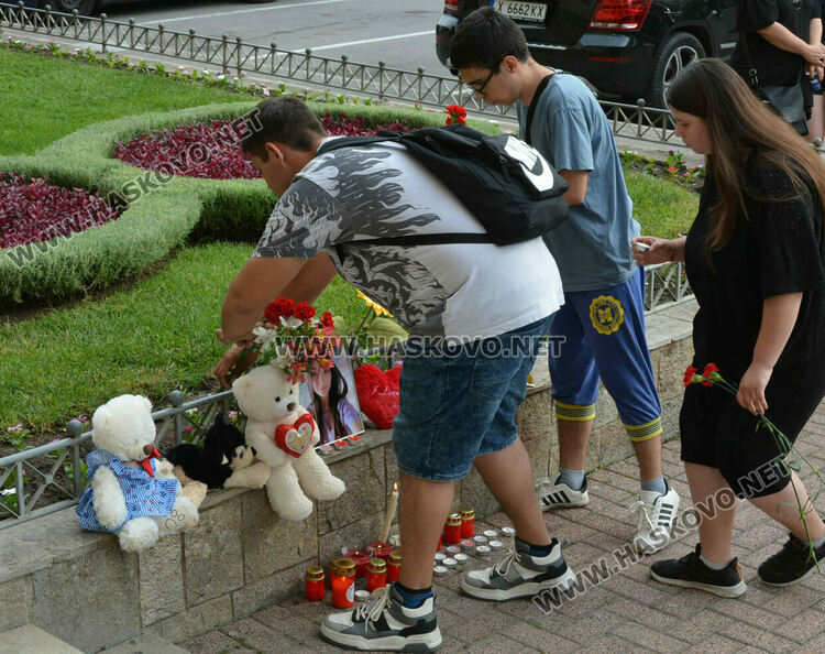 Бдение за Маги на 40-ия ден след убийството ѝ в Хасково