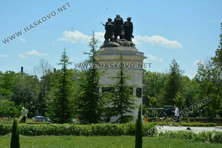 Слънце, облаци и горещина в четвъртък