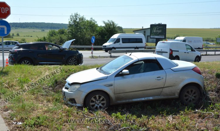 Две коли се сблъскаха жестоко на разклона за с. Добрич, няма тежко пострадали