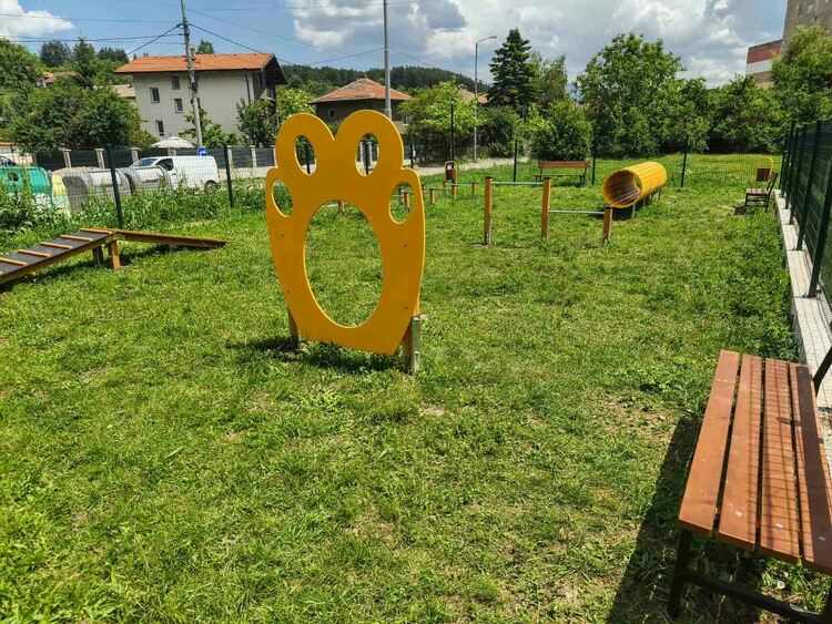 Комбинирано спортно игрище за волейбол и баскетбол и площадка за свободно разхождане на домашни кучета са изградени на ул. „Младен Стоянов“ 