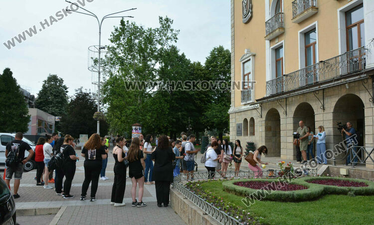 Бдение за Маги на 40-ия ден след убийството ѝ в Хасково
