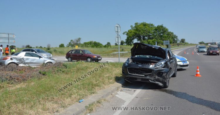 Две коли се сблъскаха жестоко на разклона за с. Добрич, няма тежко пострадали