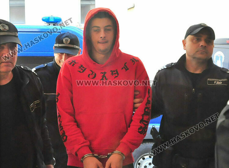 Полицаи водят Антъни Ценов към съдебната зала в Хасково Снимка Архив