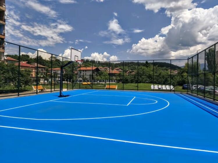 Комбинирано спортно игрище за волейбол и баскетбол и площадка за свободно разхождане на домашни кучета са изградени на ул. „Младен Стоянов“ 