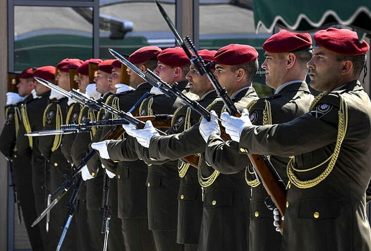 Хърватия връща казармата: 1100 евро месечно за наборниците