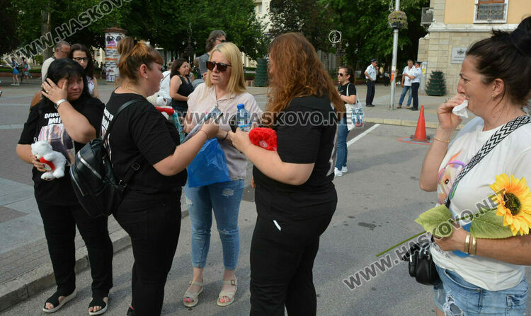 Бдение за Маги на 40-ия ден след убийството ѝ в Хасково