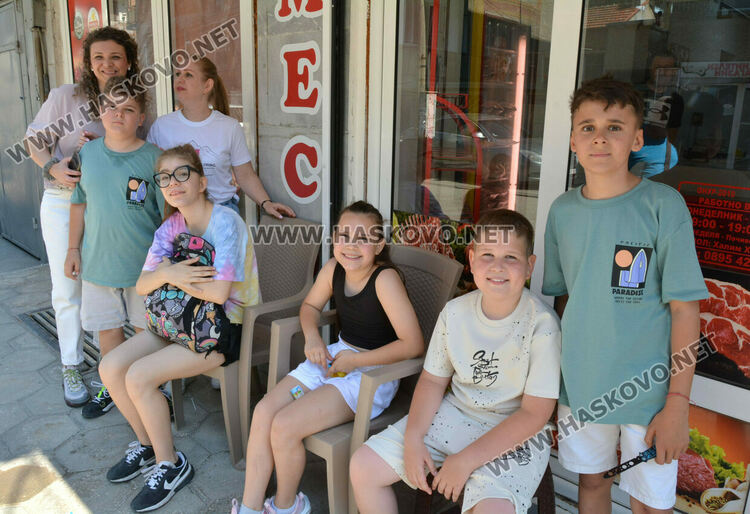 Децата от кв. „Каменни“ получиха бонбони за денят Арифе