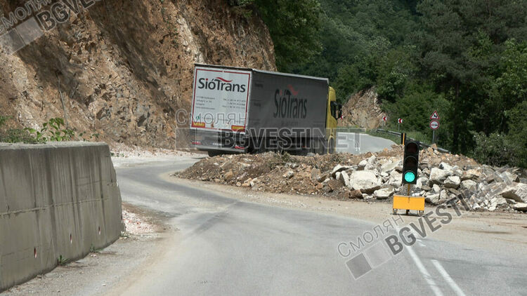 Разрешиха движението за всички МПС по пътя Девин – Михалково – Кричим, изчаква се на светофар!