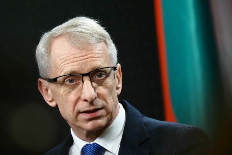 Денков: Борисов замазва проблемите, приписвайки си всички заслуги за еврото