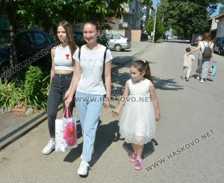 Децата от кв. „Каменни“ получиха бонбони за денят Арифе