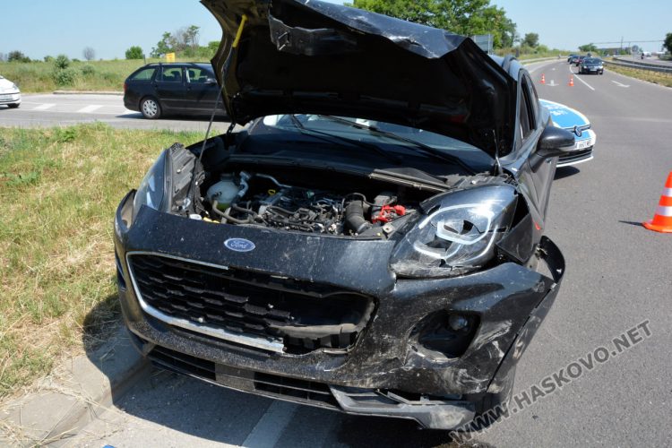 Две коли се сблъскаха жестоко на разклона за с. Добрич, няма тежко пострадали