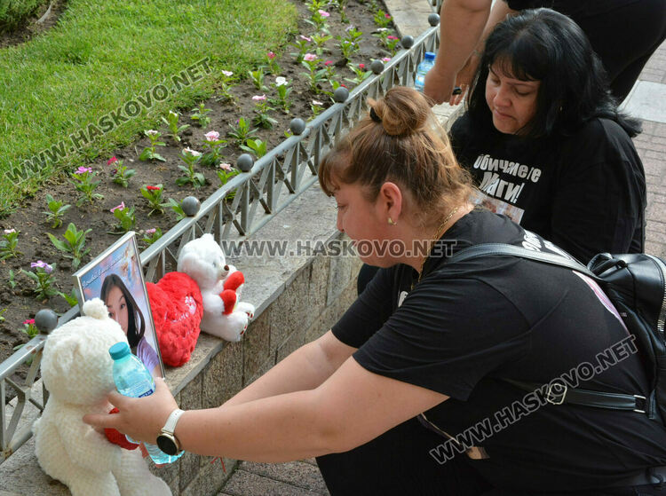 Бдение за Маги на 40-ия ден след убийството ѝ в Хасково