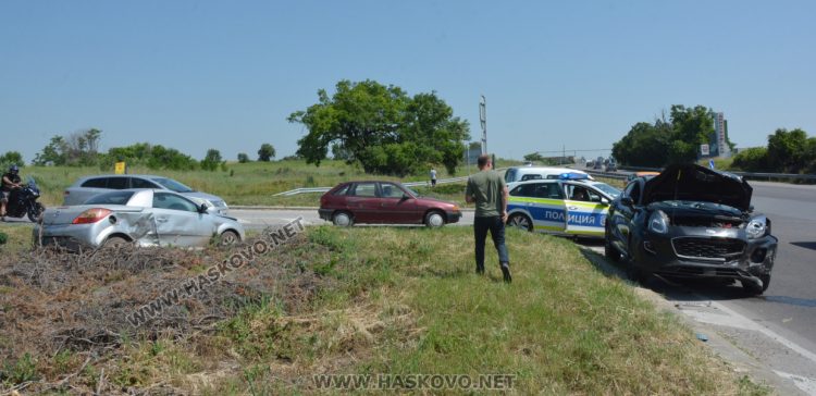 Две коли се сблъскаха жестоко на разклона за с. Добрич, няма тежко пострадали