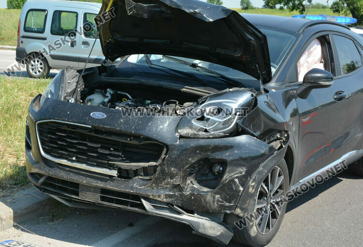 Две коли се сблъскаха жестоко на разклона за с. Добрич, няма тежко пострадали