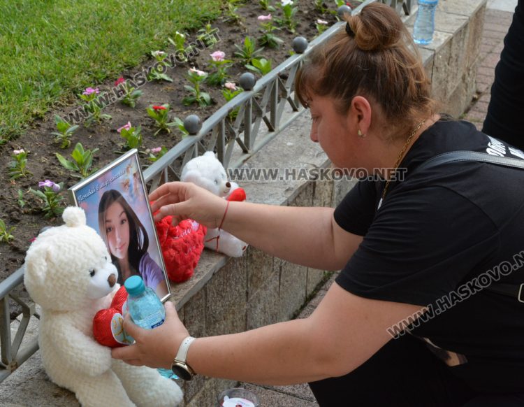 Бдение за Маги на 40-ия ден след убийството ѝ в Хасково