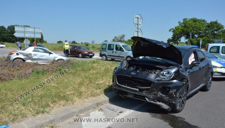Две коли се сблъскаха жестоко на разклона за с. Добрич, няма тежко пострадали