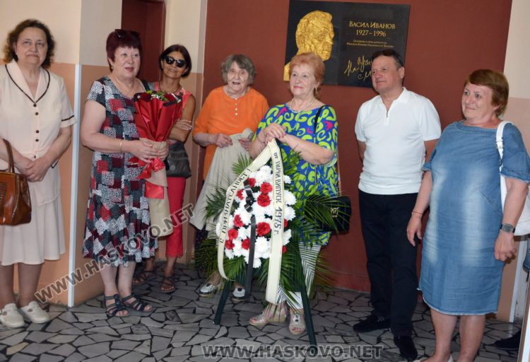 Първият випуск на Езиковата гимназия в Хасково се събра след 50 години