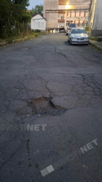 Подходът към Спешното отделение на болницата в Кърджали е на дупки като швейцарско сирене,  трошат се линейки