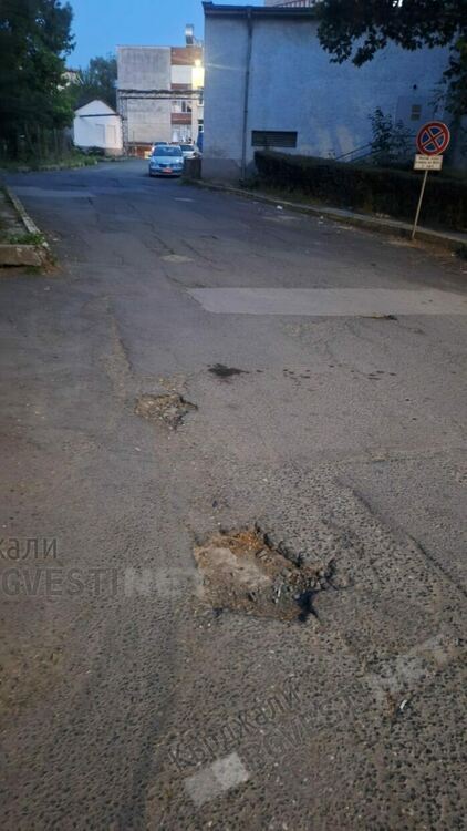 Подходът към Спешното отделение на болницата в Кърджали е на дупки като швейцарско сирене,  трошат се линейки