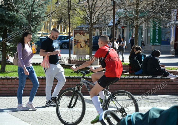 Слънце и дъжд на места в събота