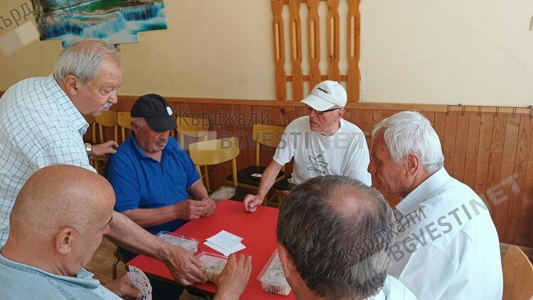 80 порции курбан раздадоха в Пенсионерския клуб в Кърджали,  мюсюлмани и християни седнаха на обща трапеза/снимки/