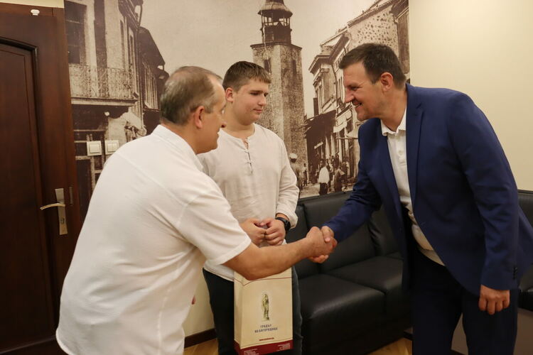 Първенец в литературни конкурси и доброволчество гостува на кмета на Хасково