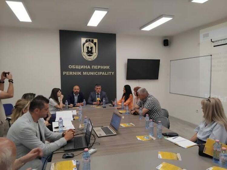 Община Перник обяви началото на изпълнението на проект, свързан с подмяната на старите отоплителни уреди на домакинствата на дърва или въглища с нови екологични алтернативи