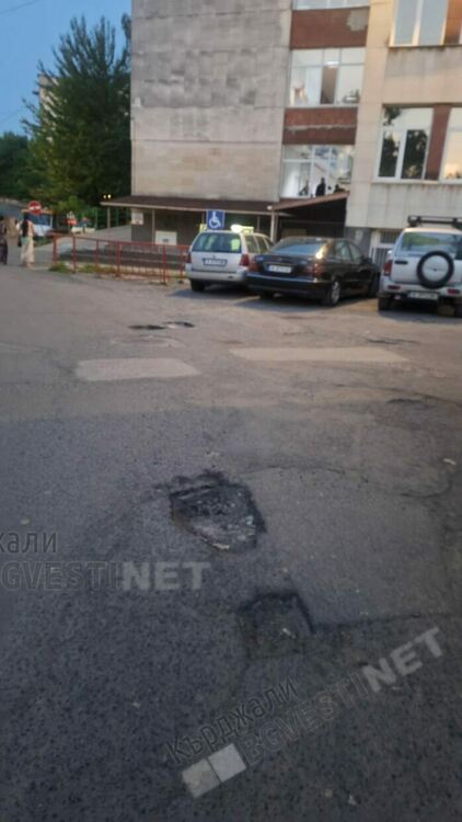 Подходът към Спешното отделение на болницата в Кърджали е на дупки като швейцарско сирене,  трошат се линейки