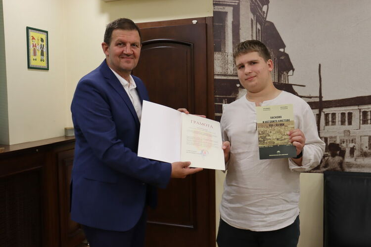 Първенец в литературни конкурси и доброволчество гостува на кмета на Хасково