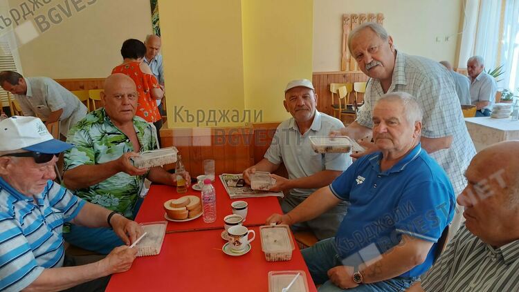 80 порции курбан раздадоха в Пенсионерския клуб в Кърджали,  мюсюлмани и християни седнаха на обща трапеза/снимки/