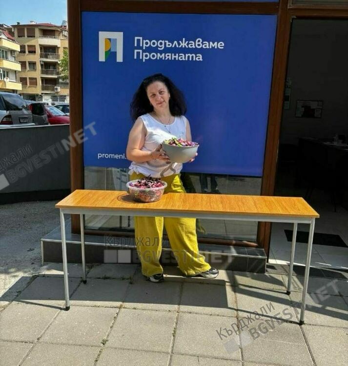 Продължаваме Промяната в Кърджали честити Курбан Байрам и зарадва стотици хора с бонбони