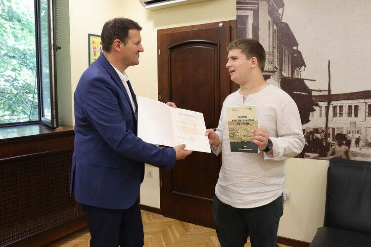 Първенец в литературни конкурси и доброволчество гостува на кмета на Хасково