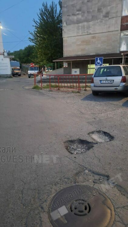 Подходът към Спешното отделение на болницата в Кърджали е на дупки като швейцарско сирене,  трошат се линейки