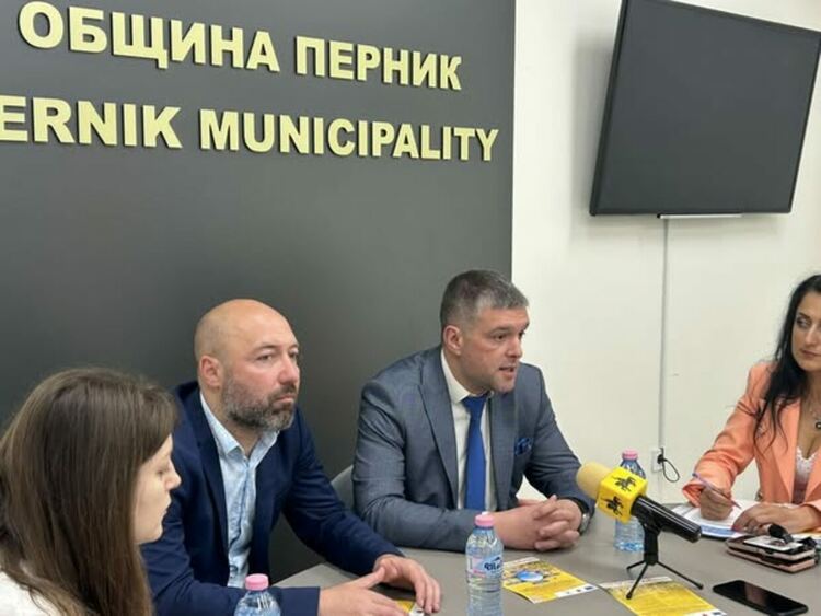 Община Перник обяви началото на изпълнението на проект, свързан с подмяната на старите отоплителни уреди на домакинствата на дърва или въглища с нови екологични алтернативи