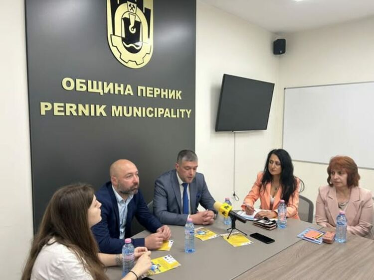 Община Перник обяви началото на изпълнението на проект, свързан с подмяната на старите отоплителни уреди на домакинствата на дърва или въглища с нови екологични алтернативи