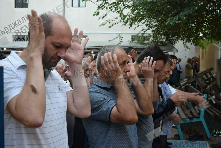 Мюсюлманите в Кърджалийско посрещнаха Курбан Байрама,празникът  е двоен защото се пада в петък,деня за намаз