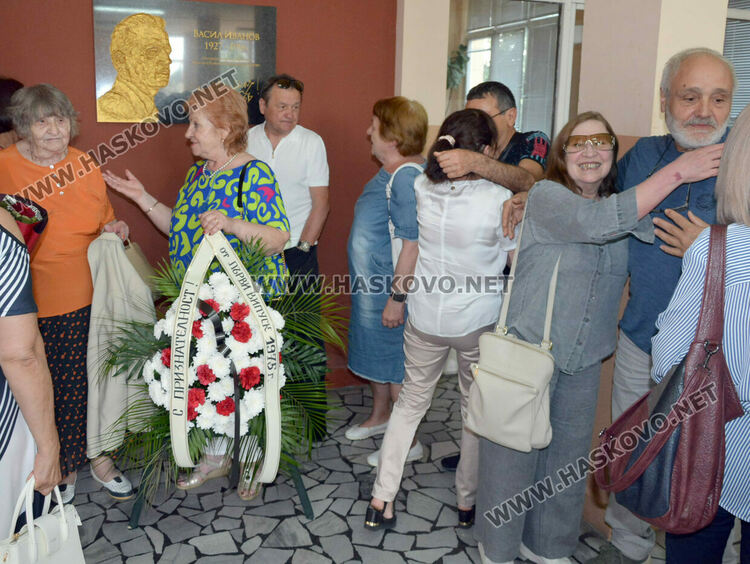 Първият випуск на Езиковата гимназия в Хасково се събра след 50 години