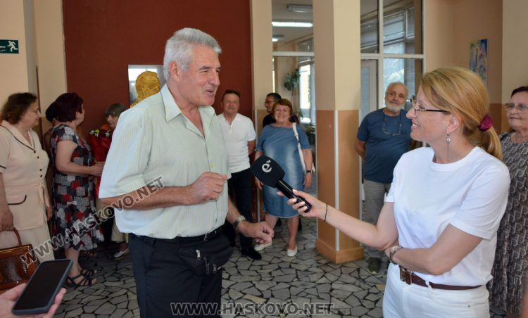 Първият випуск на Езиковата гимназия в Хасково се събра след 50 години