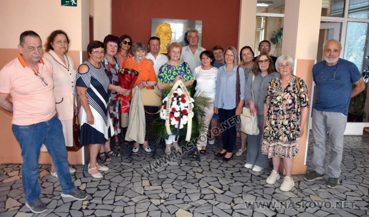 Първият випуск на Езиковата гимназия в Хасково се събра след 50 години