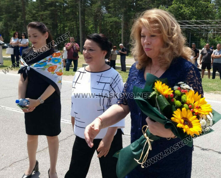 Потомци на бежанци склониха глава пред паметника на избитите над 200 деца и майки на „Илиева нива“