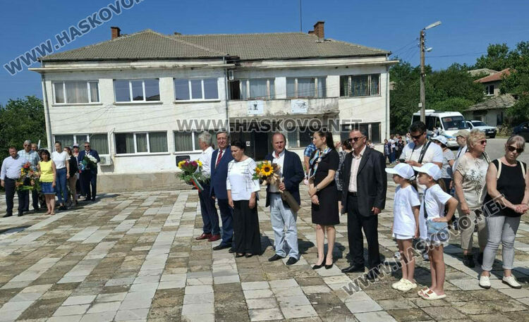 Потомци на бежанци склониха глава пред паметника на избитите над 200 деца и майки на „Илиева нива“