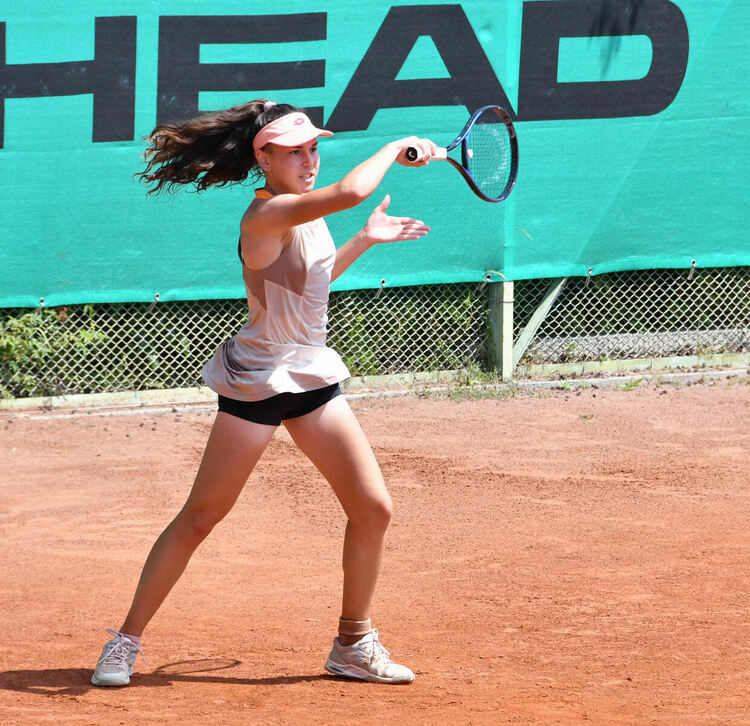 Калоян Шиков спечели титлата при юношите, Моника Господинова триумфира след над 4-часов мач