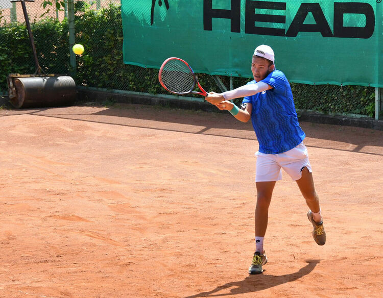 Калоян Шиков спечели титлата при юношите, Моника Господинова триумфира след над 4-часов мач