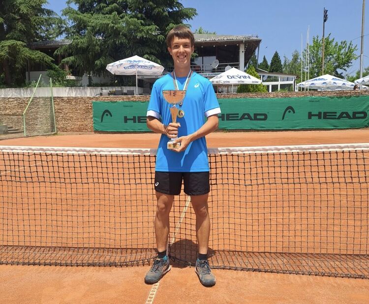 Калоян Шиков спечели титлата при юношите, Моника Господинова триумфира след над 4-часов мач