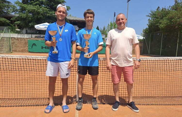 Калоян Шиков спечели титлата при юношите, Моника Господинова триумфира след над 4-часов мач