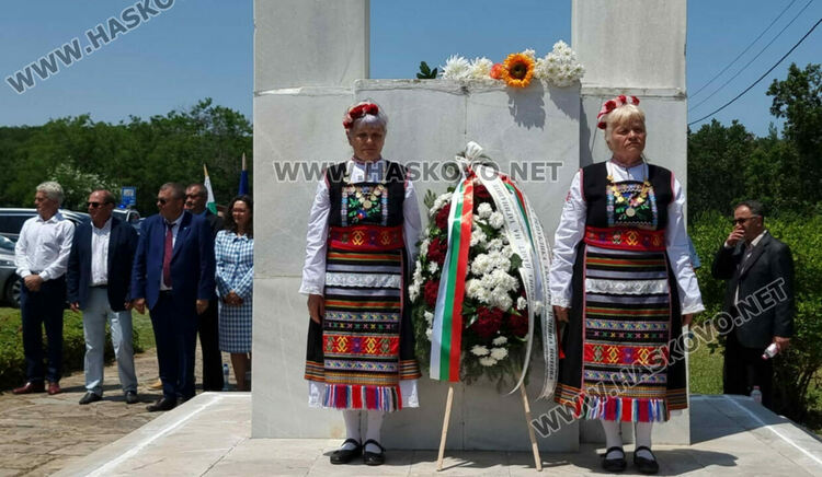 Потомци на бежанци склониха глава пред паметника на избитите над 200 деца и майки на „Илиева нива“