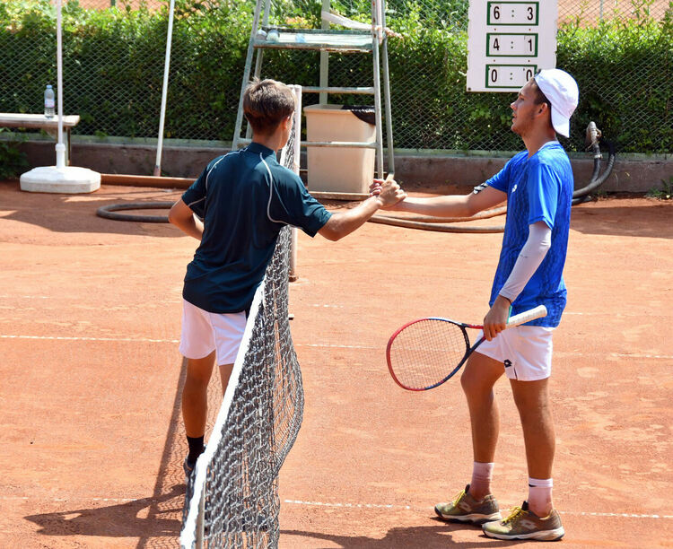 Калоян Шиков спечели титлата при юношите, Моника Господинова триумфира след над 4-часов мач